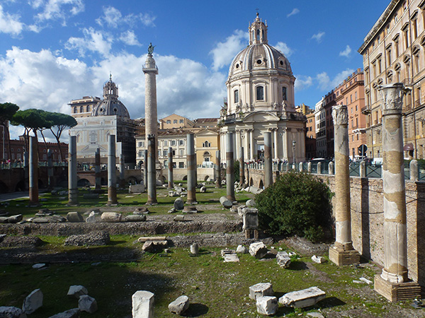 Forum van Trajanus met de zuil van Trajanus links van het midden
